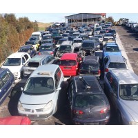 Auto sul piazzale per ricambi